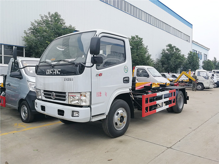 東風多利卡勾臂垃圾車-5方