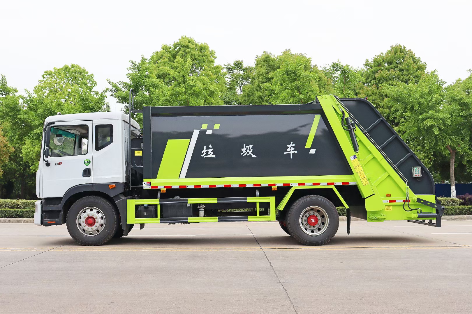 東風(fēng)D9系列壓縮式垃圾車