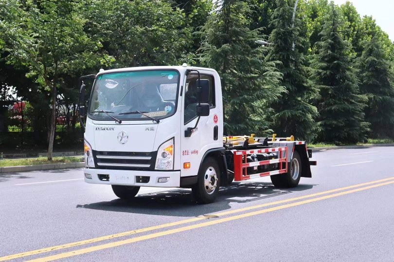 大運(yùn)牌勾臂垃圾車(chē)（建筑垃圾）