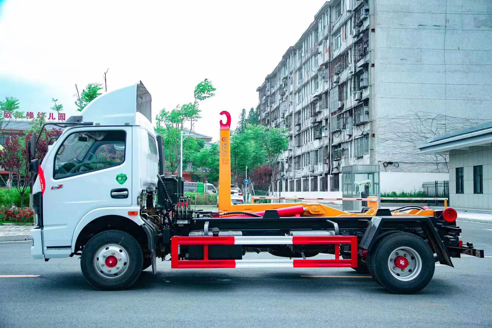 CLW東風(fēng)牌勾臂垃圾車(chē)（建筑垃圾）