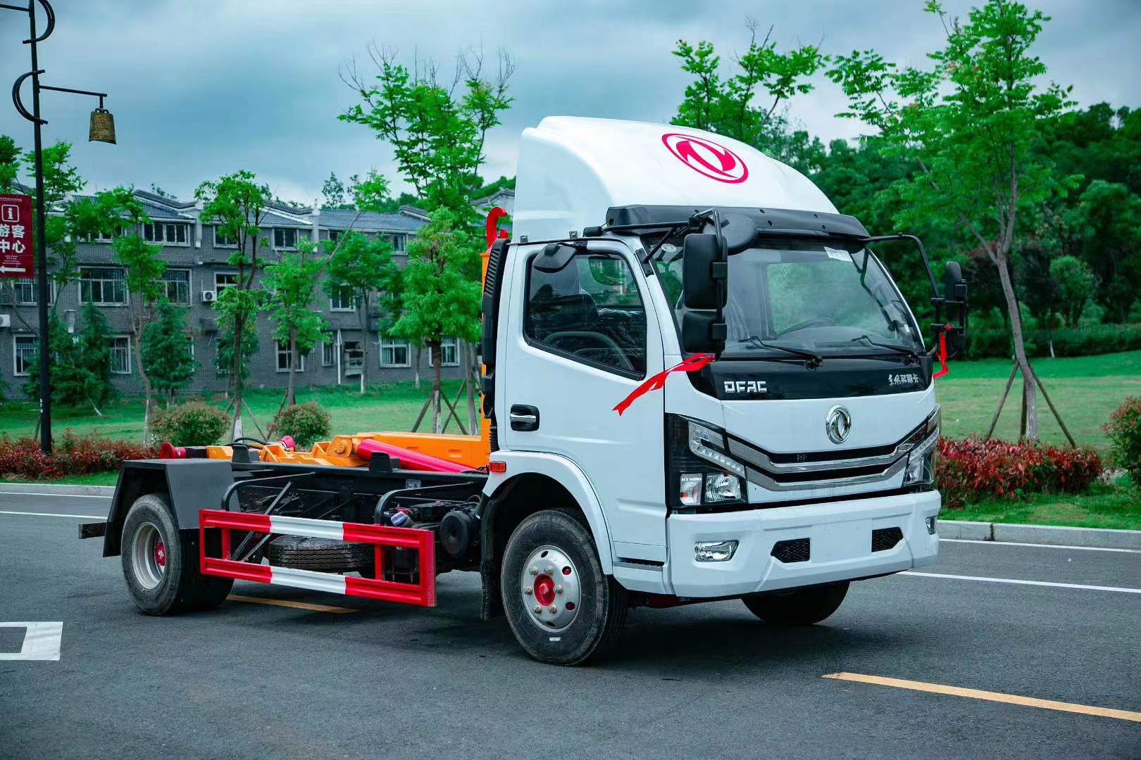 CLW東風(fēng)牌勾臂垃圾車(chē)（建筑垃圾）