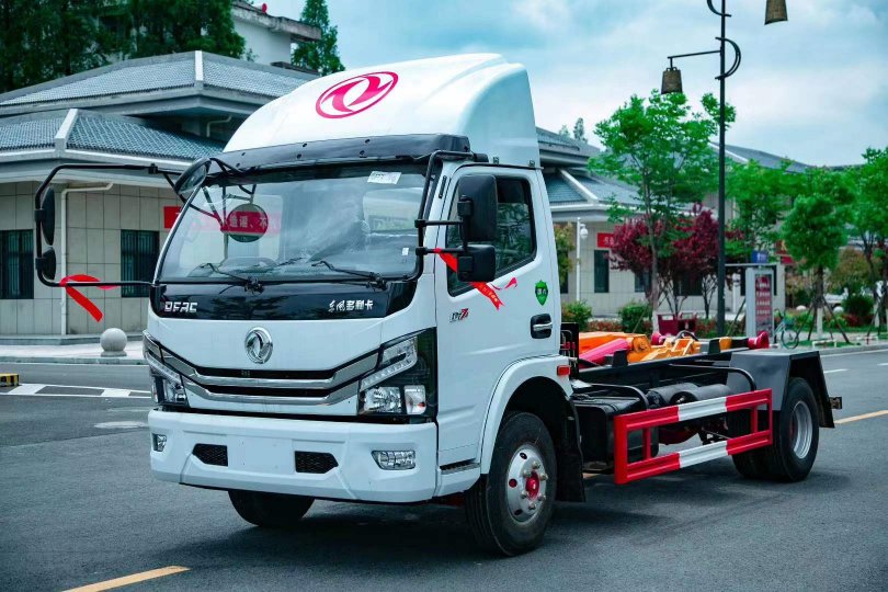CLW東風(fēng)牌勾臂垃圾車(chē)（建筑垃圾）