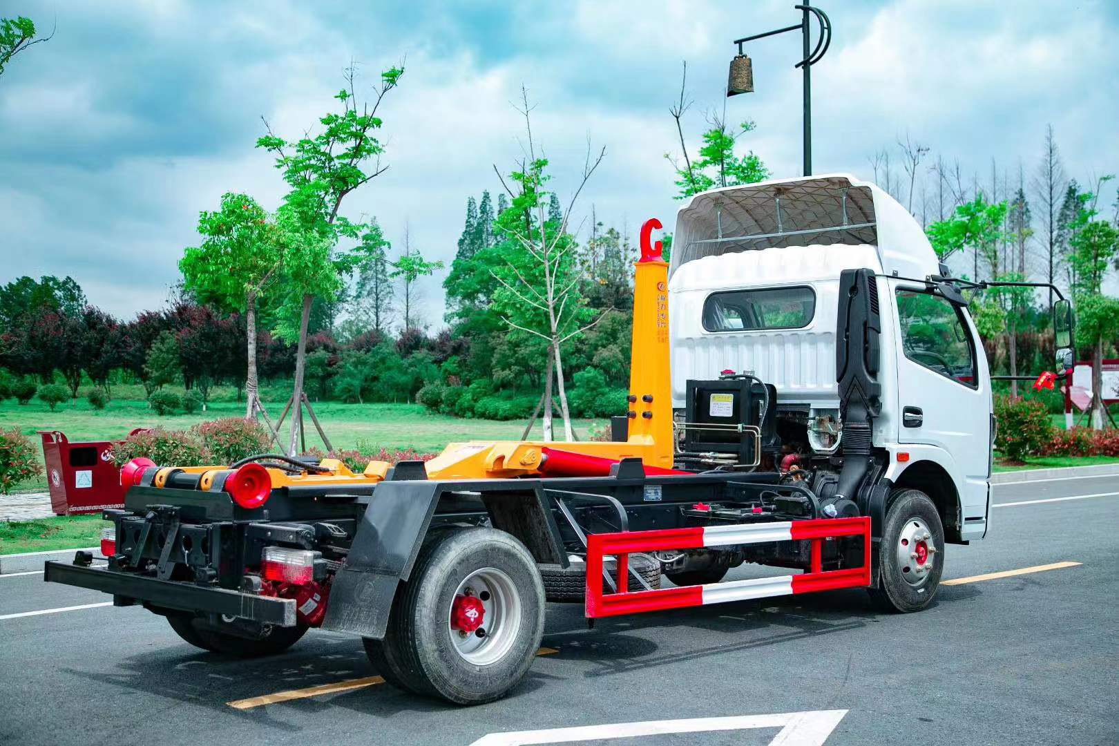 CLW東風(fēng)牌勾臂垃圾車(chē)（建筑垃圾）